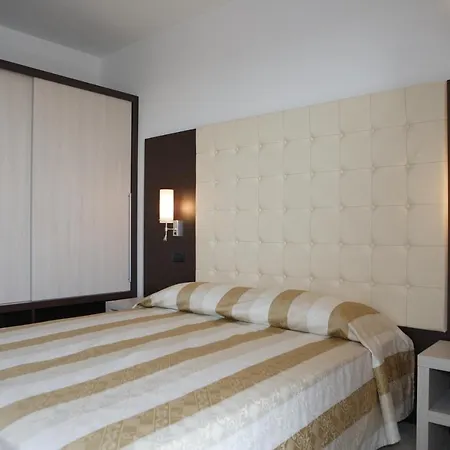 Eraclea Palace מלון דירות